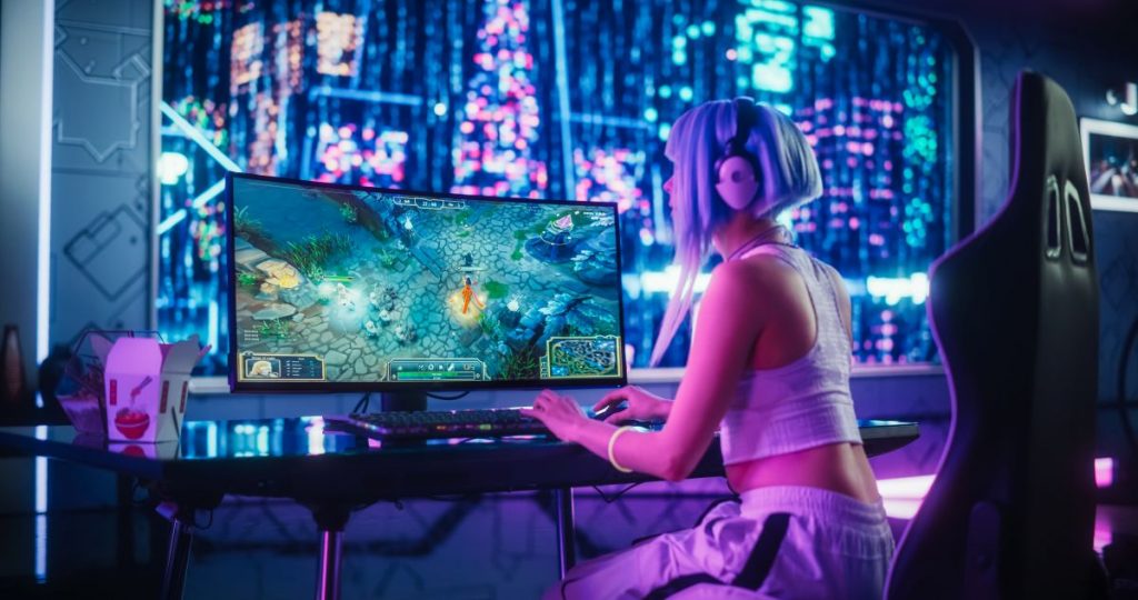 Uczestnik targów PGA przed monitorem