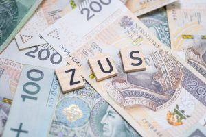 Słowa ZUS ułożone z literek scrabble