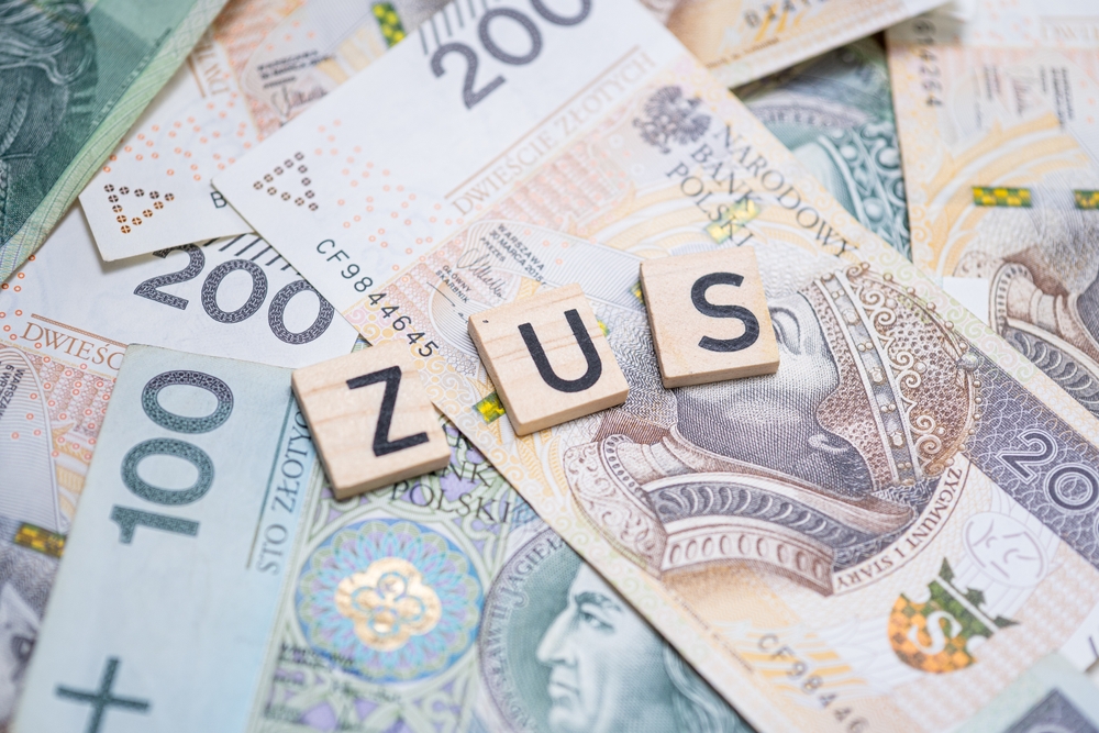 Słowa ZUS ułożone z literek scrabble