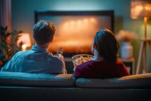 Rodzina ogląda telewizje