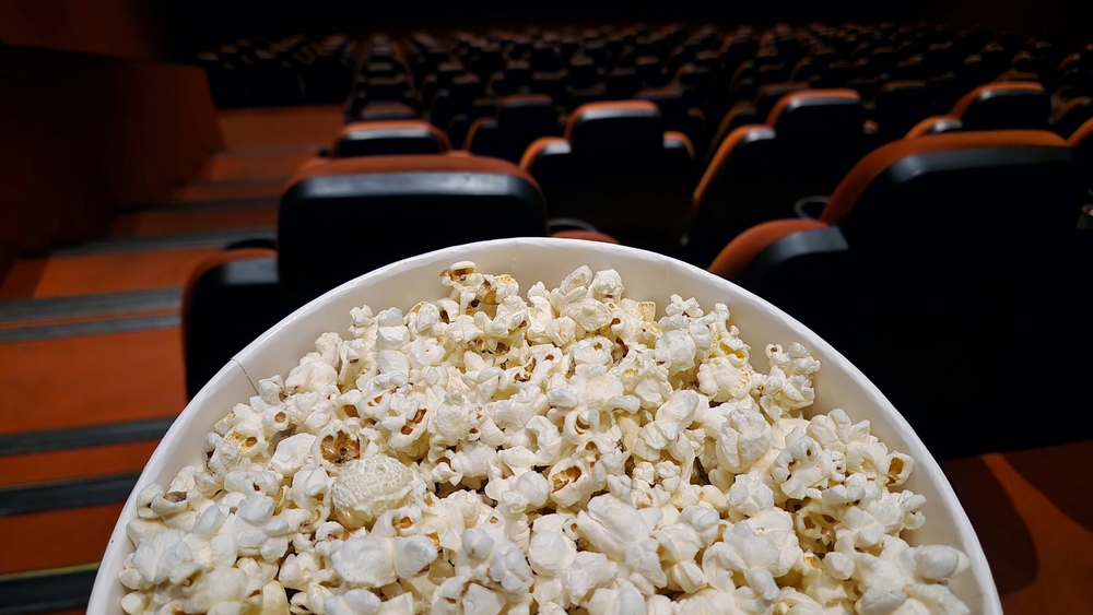Oglądanie filmu i jedzenie popcornu