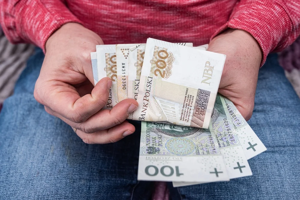 Człowiek liczy pieniądze