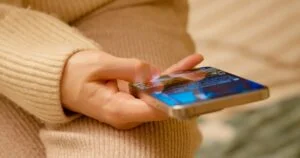 Osoba korzystająca z Facebooka Marka Zuckerberga