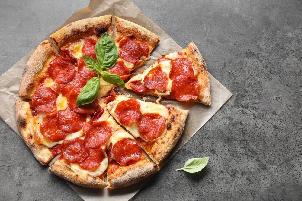 Pizza pepperoni z bazylią, podobna do wariantu Fat Peppa, jaki ma pizza Książula