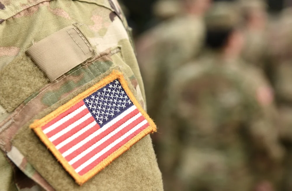 Flaga USA na mundurze żołnierza, symbol tego, że wojska amerykańskie w Polsce stacjonują na stałe i rotacyjnie.